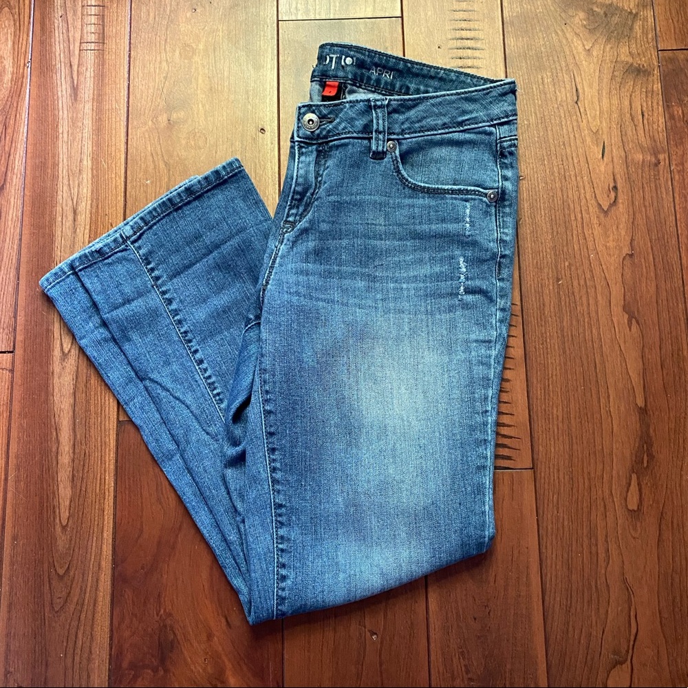 APT 9 Distressed Capris Jeans.  Size 4